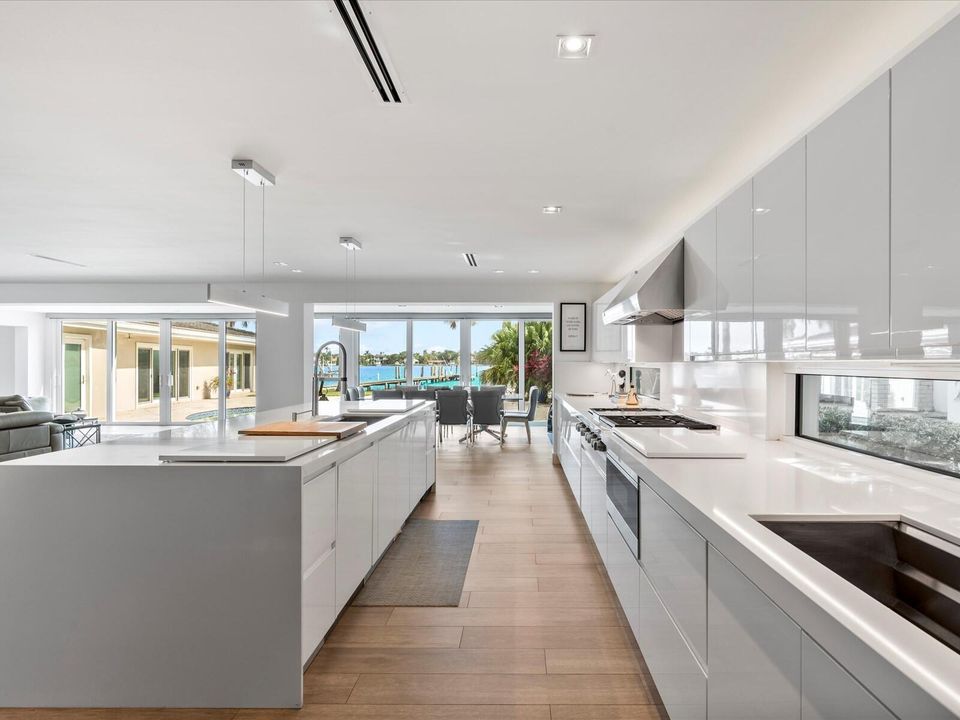 出租: $20,000 (4 贝兹, 4 浴室, 3566 平方英尺)