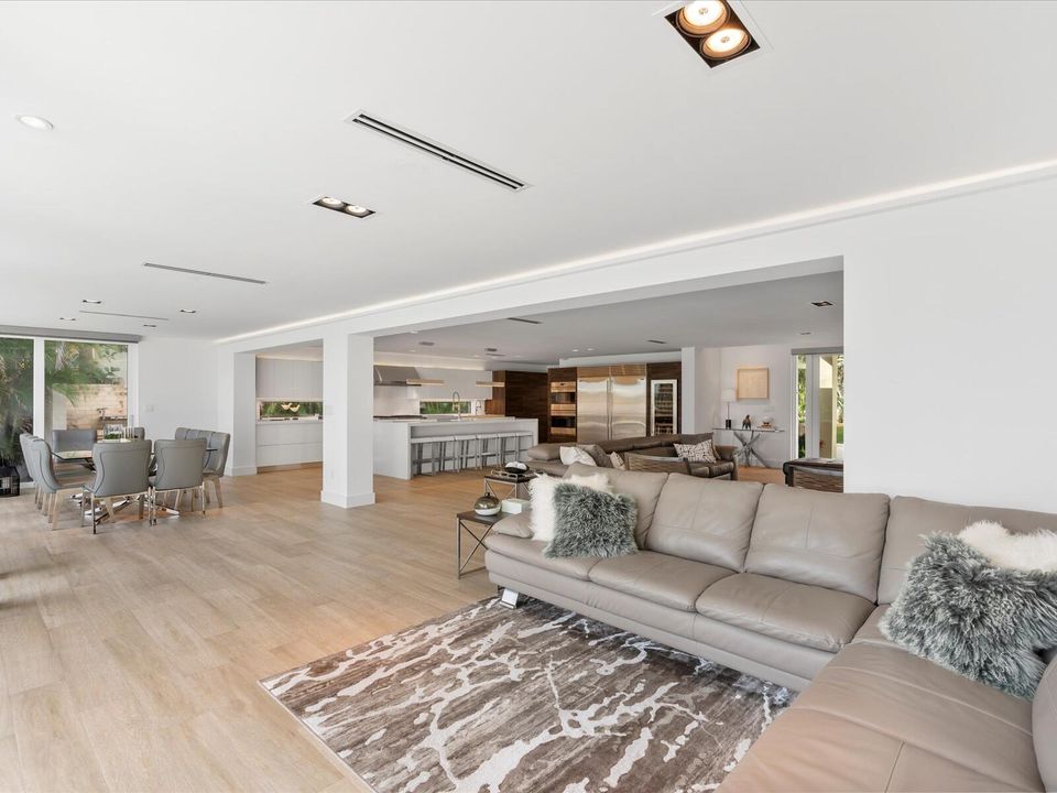 出租: $20,000 (4 贝兹, 4 浴室, 3566 平方英尺)