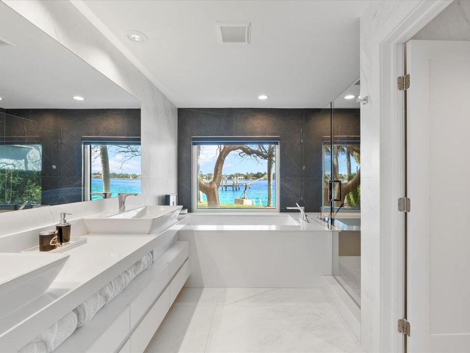 出租: $20,000 (4 贝兹, 4 浴室, 3566 平方英尺)