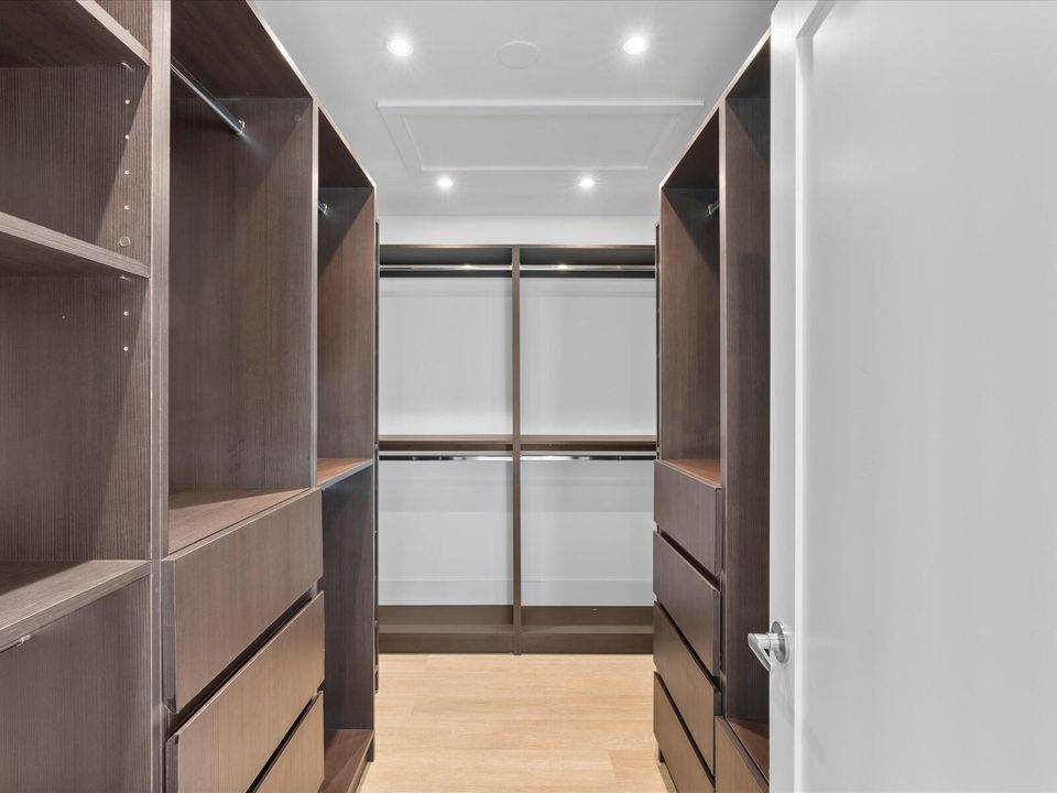 出租: $20,000 (4 贝兹, 4 浴室, 3566 平方英尺)