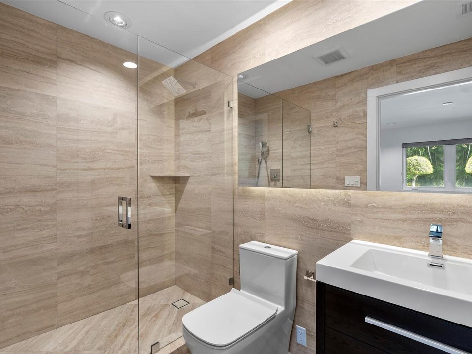 出租: $20,000 (4 贝兹, 4 浴室, 3566 平方英尺)