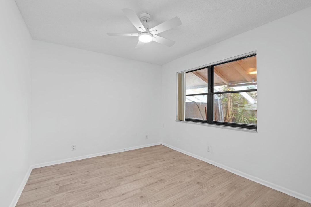 For Sale: $299,900 (2 beds, 2 baths, 1120 Square Feet)