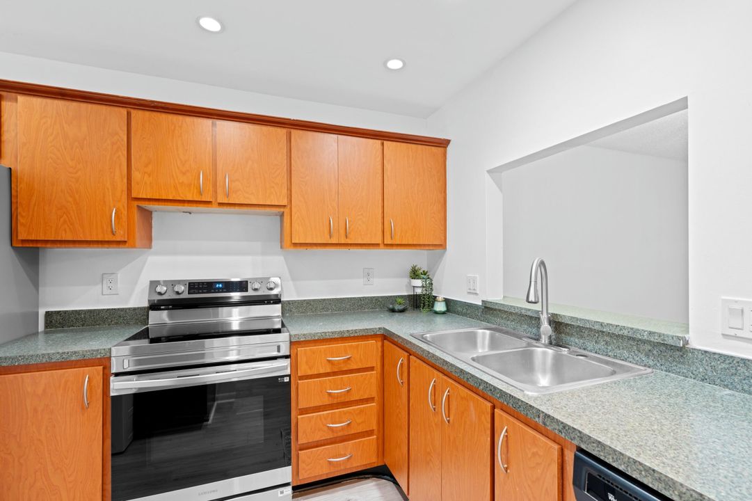 For Sale: $299,900 (2 beds, 2 baths, 1120 Square Feet)