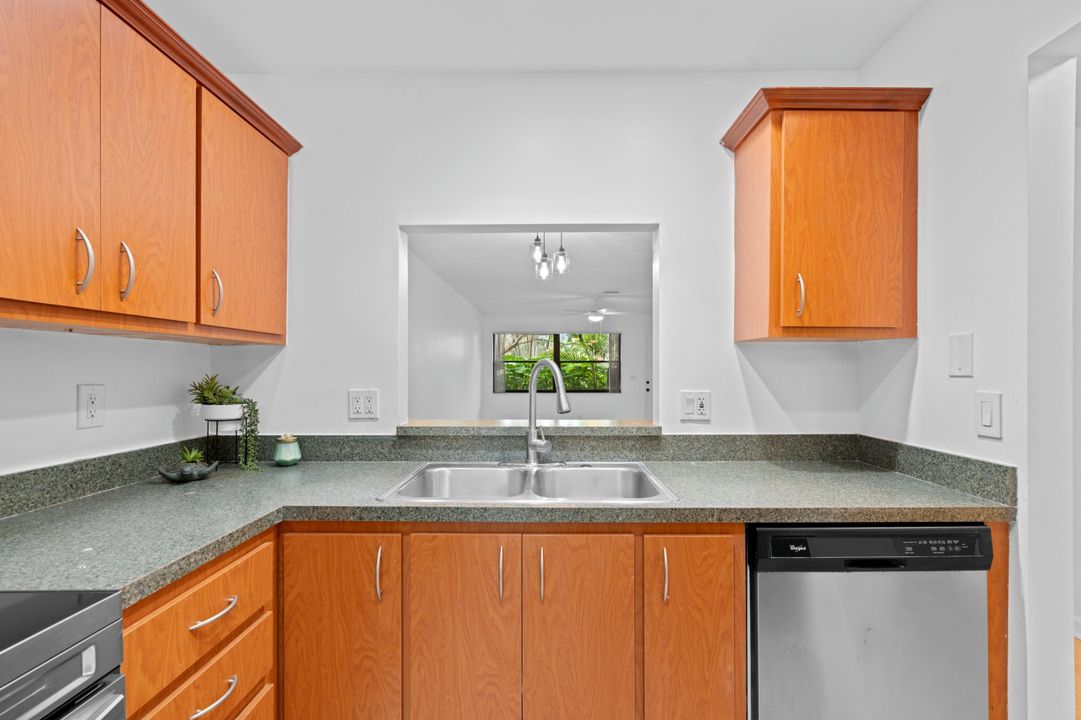 For Sale: $299,900 (2 beds, 2 baths, 1120 Square Feet)