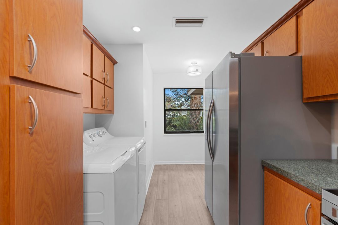 For Sale: $299,900 (2 beds, 2 baths, 1120 Square Feet)