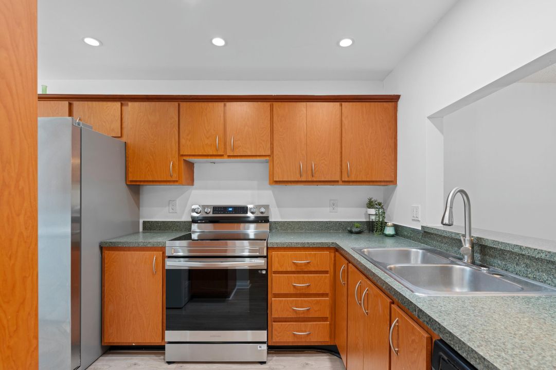 For Sale: $299,900 (2 beds, 2 baths, 1120 Square Feet)