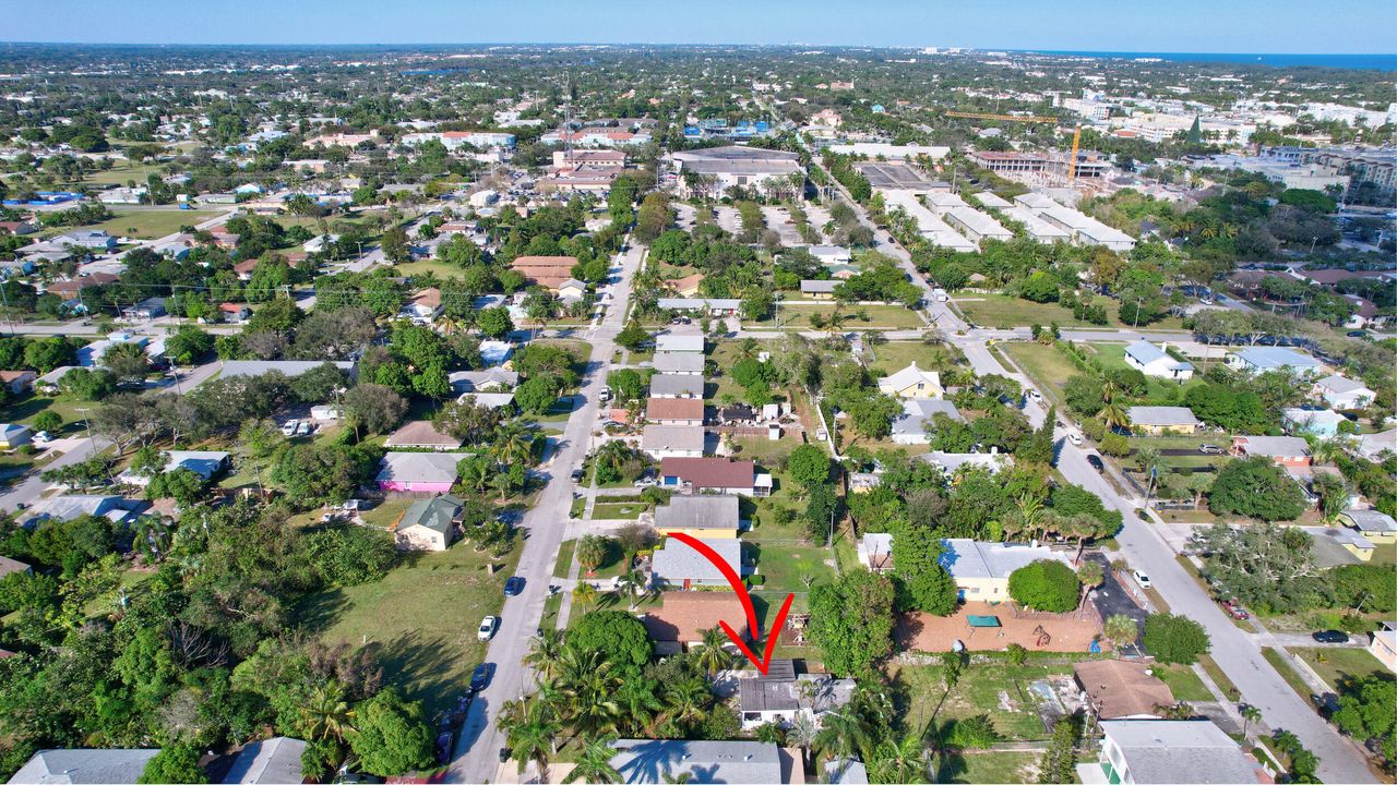 For Sale: $699,000 (2 beds, 1 baths, 861 Square Feet)