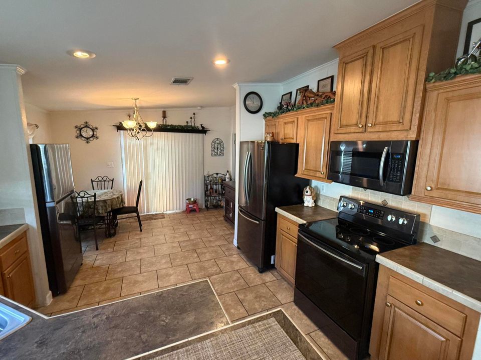 For Sale: $300,000 (3 beds, 2 baths, 1512 Square Feet)