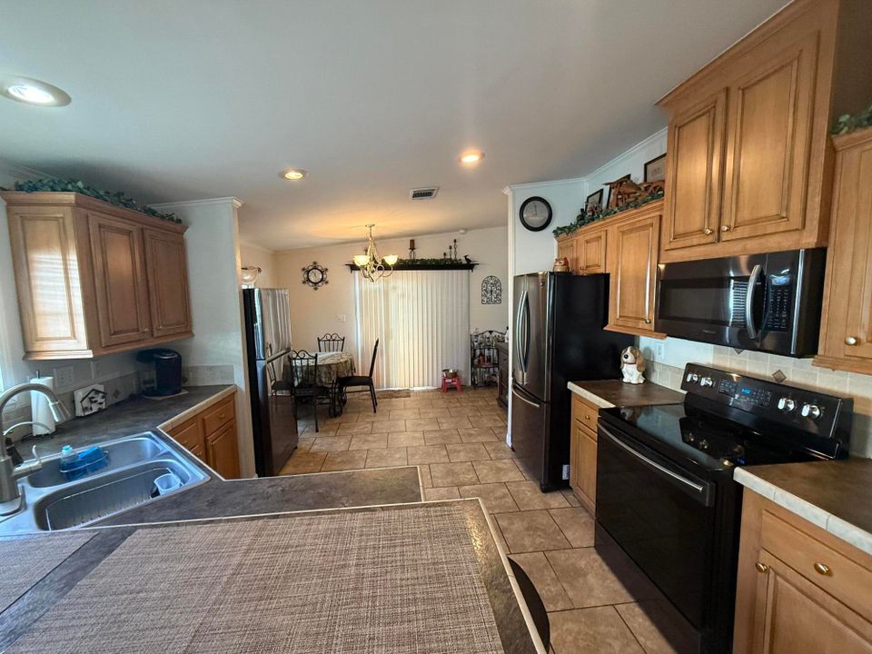 For Sale: $300,000 (3 beds, 2 baths, 1512 Square Feet)