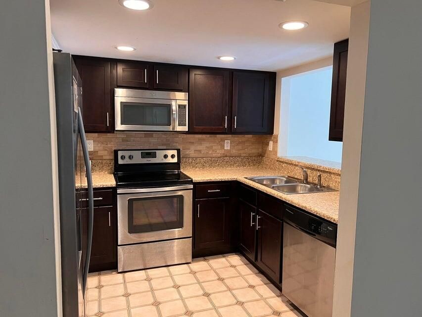 For Rent: $2,600 (2 beds, 2 baths, 3352 Square Feet)