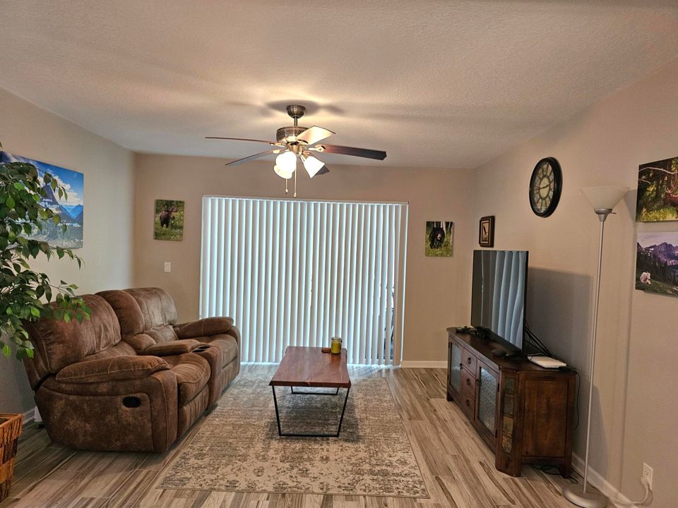 For Sale: $162,000 (2 beds, 2 baths, 888 Square Feet)