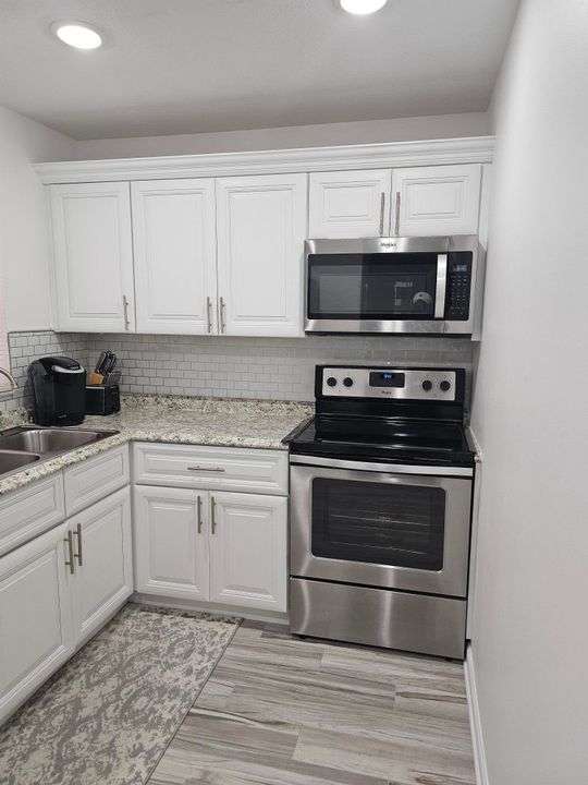 For Sale: $162,000 (2 beds, 2 baths, 888 Square Feet)