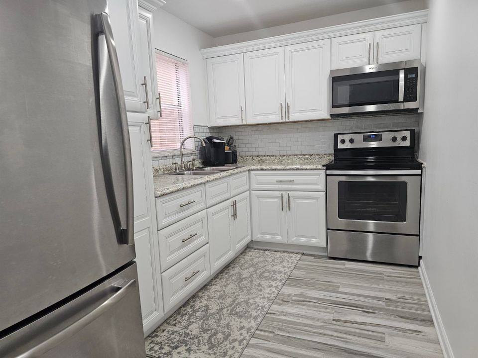 For Sale: $162,000 (2 beds, 2 baths, 888 Square Feet)