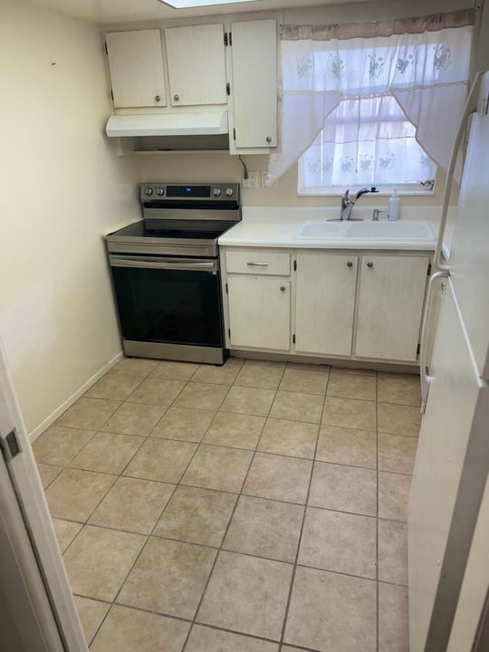 For Sale: $145,500 (2 beds, 1 baths, 829 Square Feet)