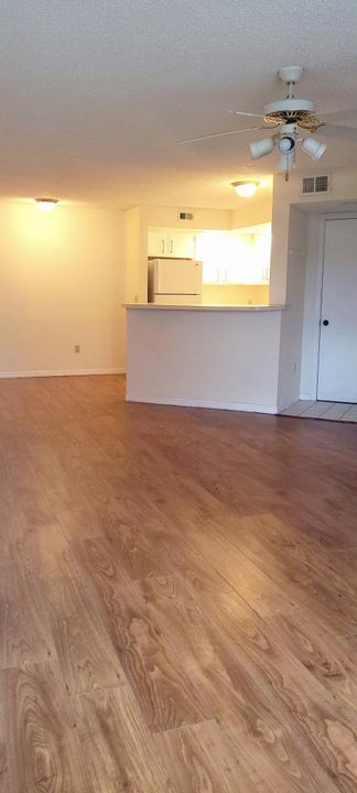 For Rent: $1,900 (2 beds, 1 baths, 931 Square Feet)