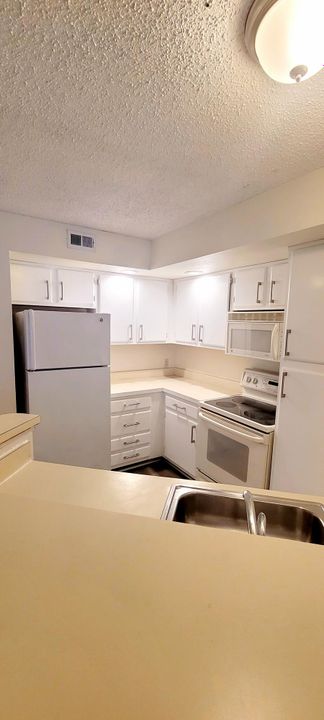 For Rent: $1,900 (2 beds, 1 baths, 931 Square Feet)