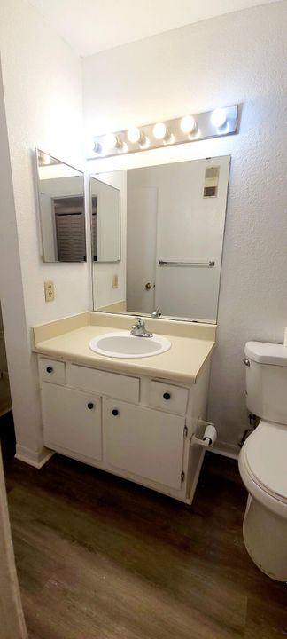 For Rent: $1,900 (2 beds, 1 baths, 931 Square Feet)