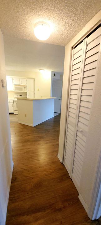 For Rent: $1,900 (2 beds, 1 baths, 931 Square Feet)