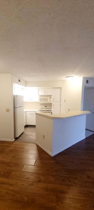 For Rent: $1,900 (2 beds, 1 baths, 931 Square Feet)