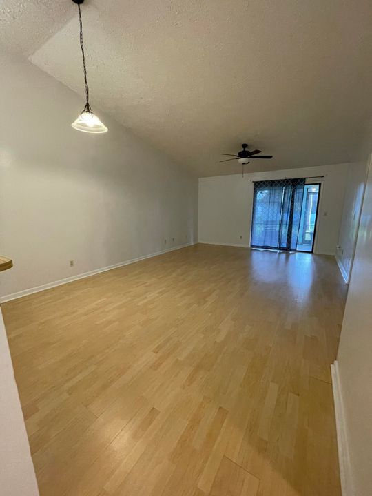 For Rent: $2,100 (2 beds, 2 baths, 1076 Square Feet)