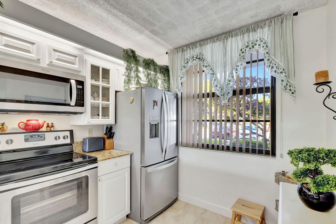 For Sale: $319,900 (2 beds, 2 baths, 1397 Square Feet)