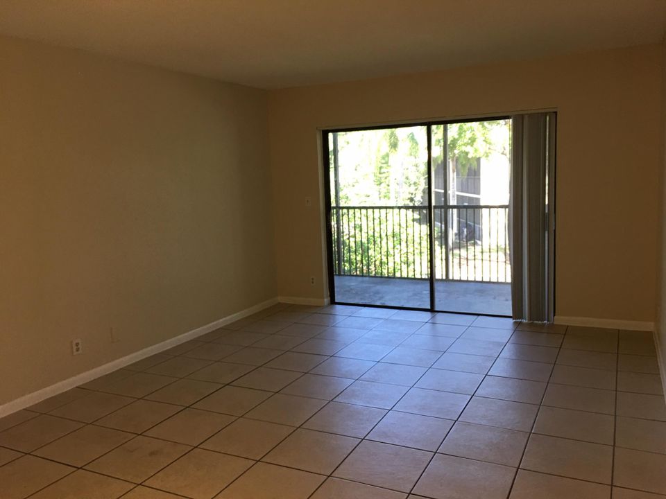 For Rent: $2,050 (2 beds, 2 baths, 950 Square Feet)