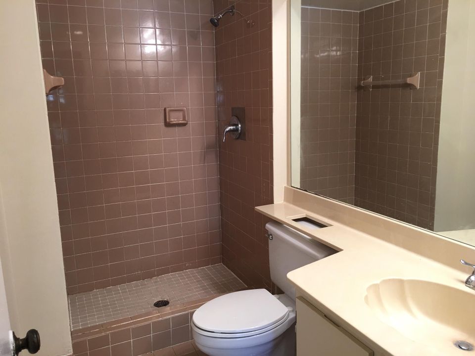 For Rent: $2,050 (2 beds, 2 baths, 950 Square Feet)