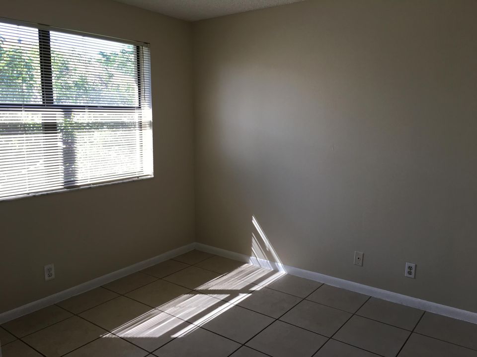 For Rent: $2,050 (2 beds, 2 baths, 950 Square Feet)