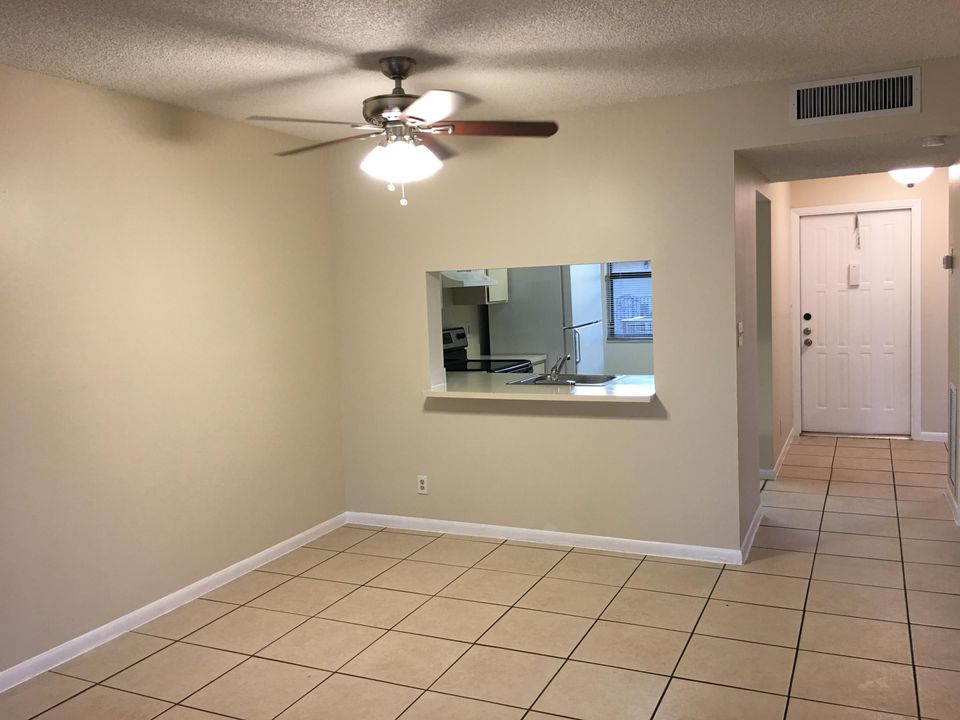 For Rent: $2,050 (2 beds, 2 baths, 950 Square Feet)