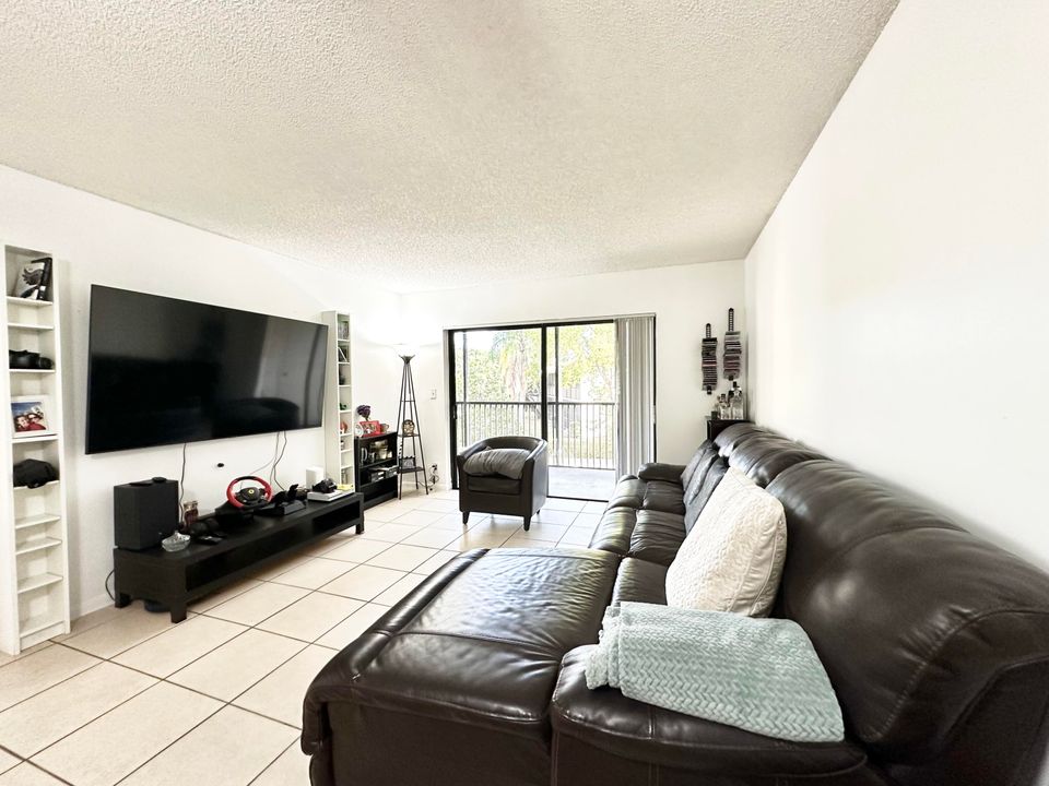 For Rent: $2,050 (2 beds, 2 baths, 950 Square Feet)