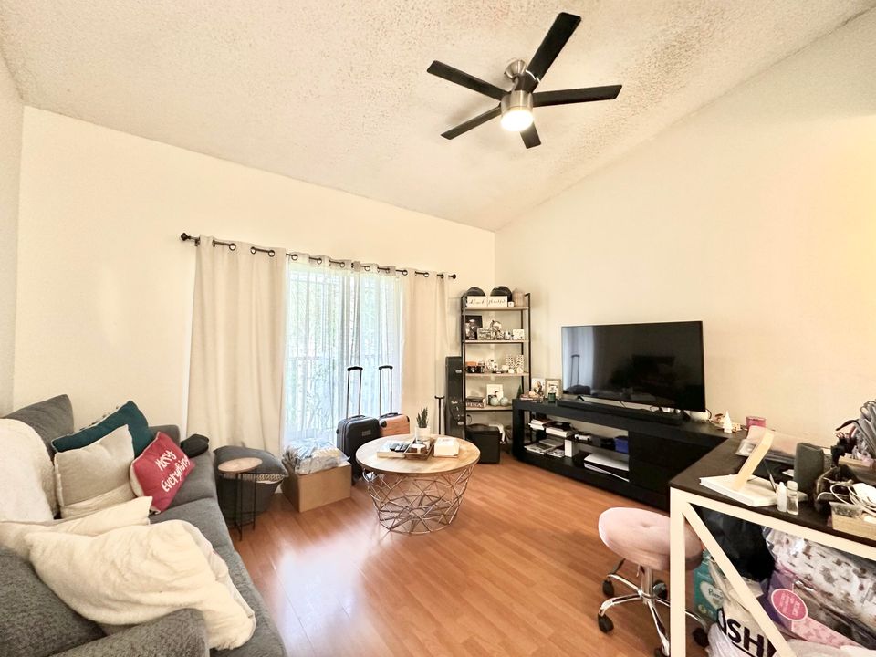 For Rent: $1,750 (1 beds, 1 baths, 670 Square Feet)