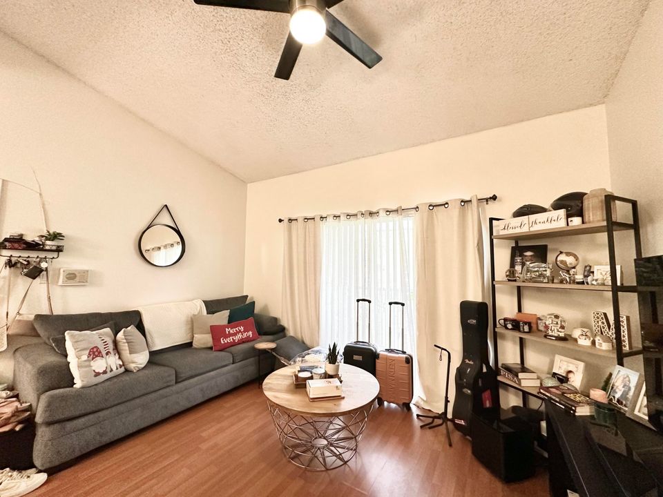 For Rent: $1,750 (1 beds, 1 baths, 670 Square Feet)