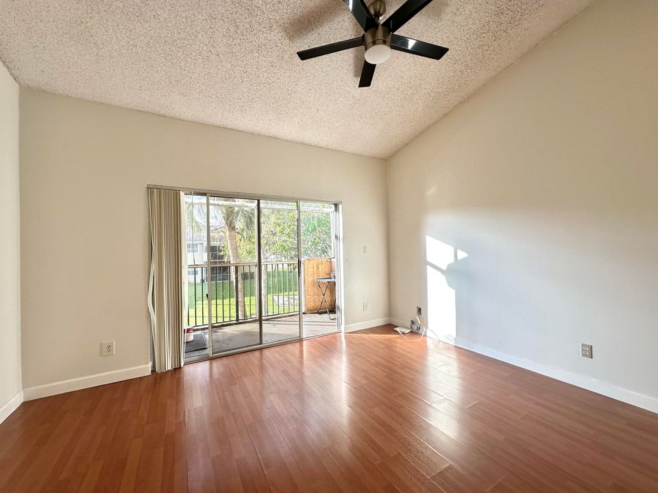 For Rent: $1,750 (1 beds, 1 baths, 670 Square Feet)