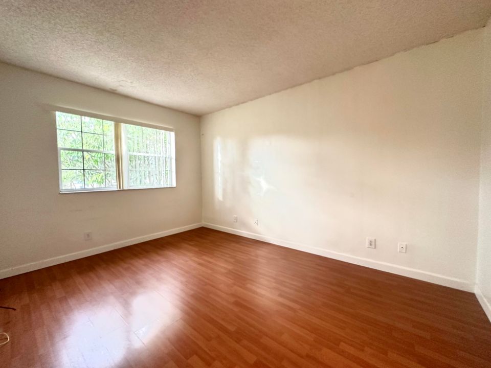 For Rent: $1,750 (1 beds, 1 baths, 670 Square Feet)