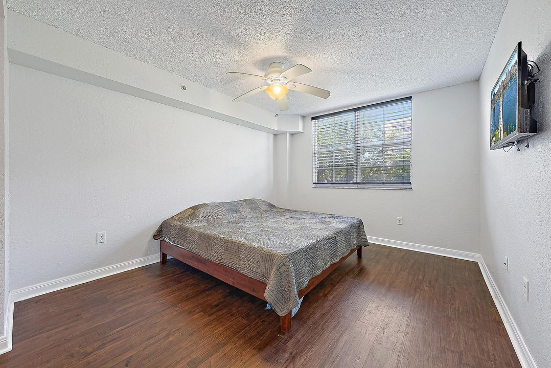 For Sale: $325,000 (2 beds, 1 baths, 995 Square Feet)