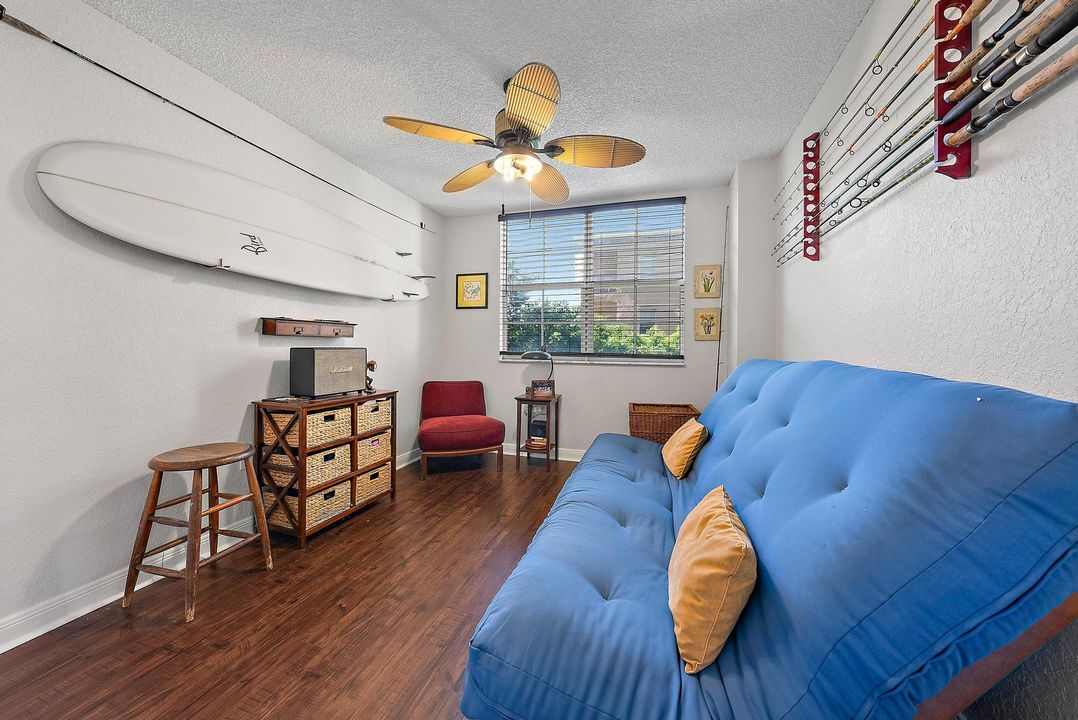 For Sale: $325,000 (2 beds, 1 baths, 995 Square Feet)