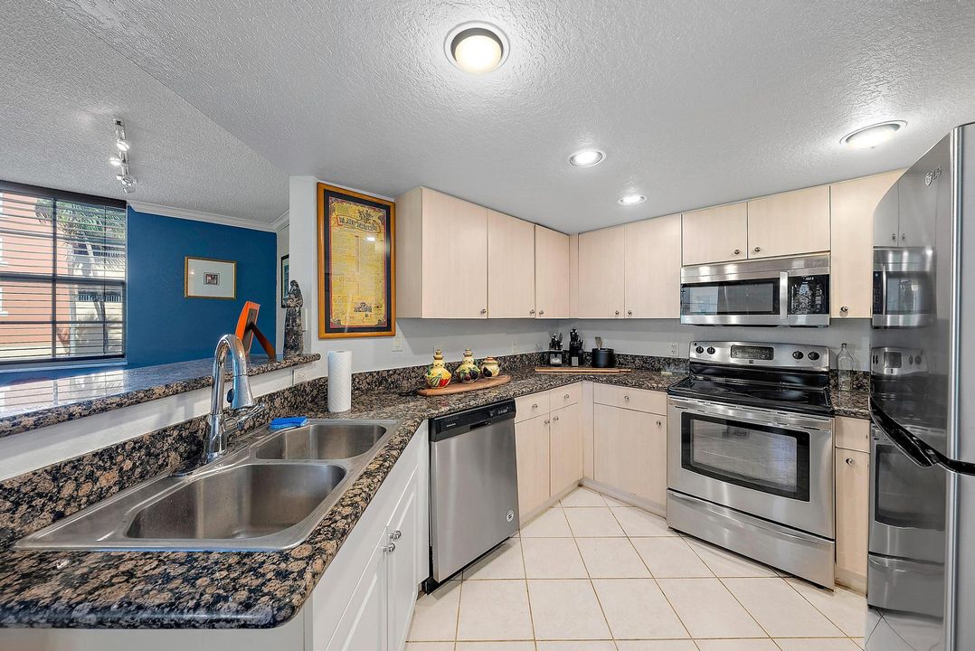 For Sale: $325,000 (2 beds, 1 baths, 995 Square Feet)