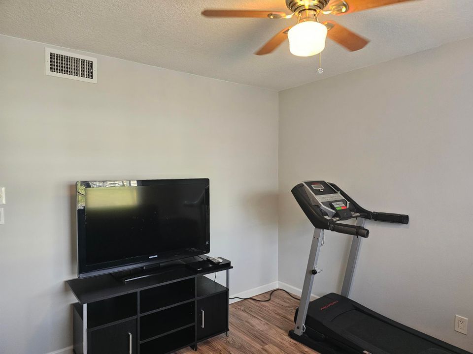 For Sale: $162,000 (2 beds, 2 baths, 888 Square Feet)