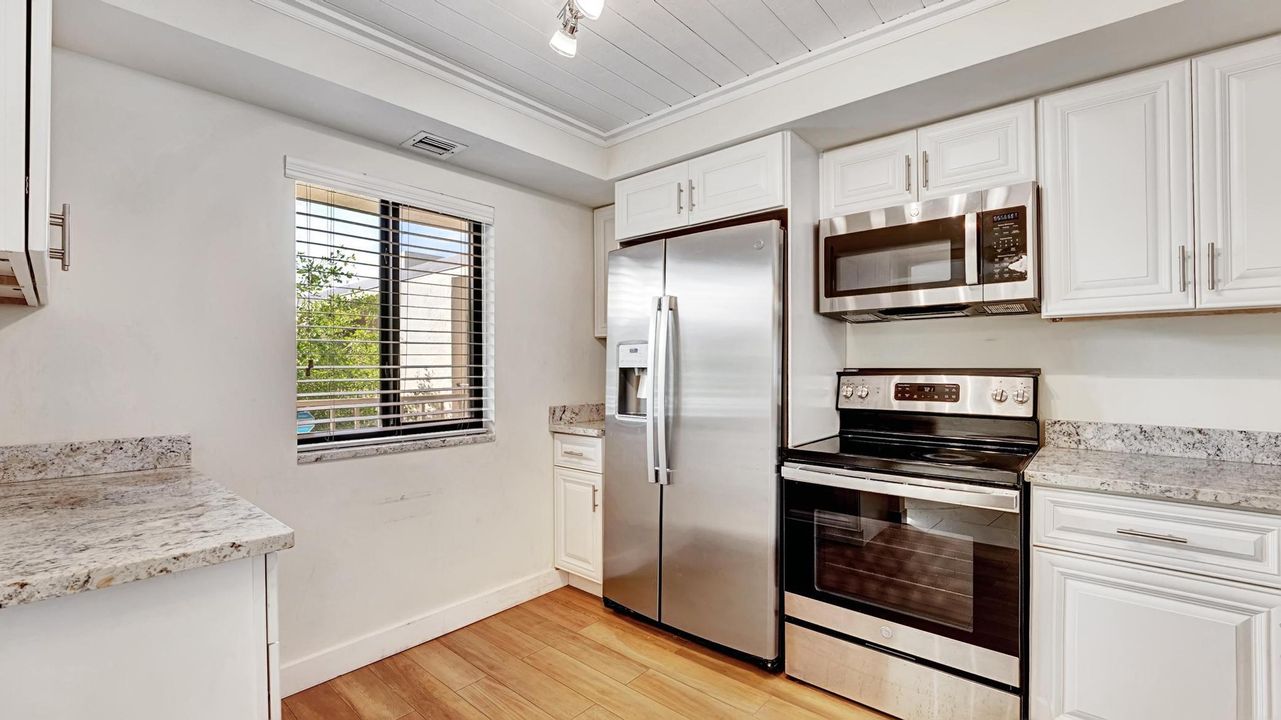 For Sale: $349,000 (2 beds, 2 baths, 1351 Square Feet)