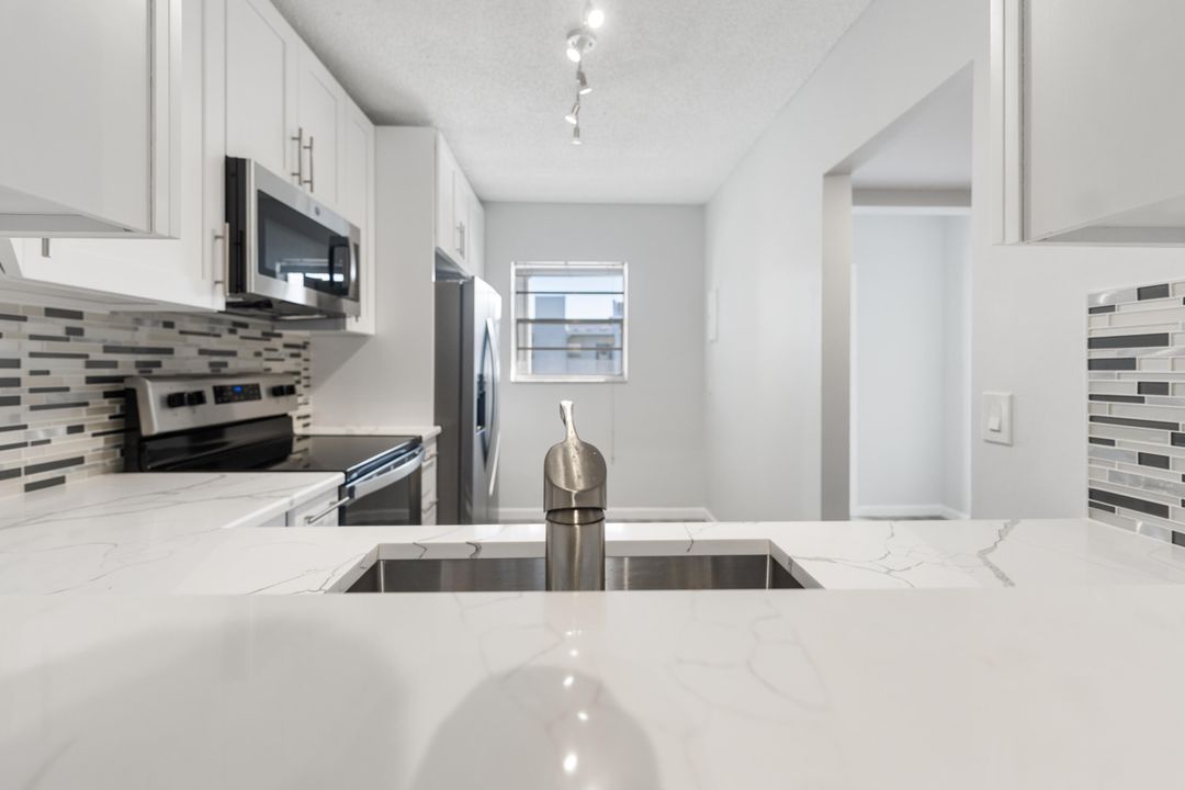 For Sale: $289,000 (2 beds, 2 baths, 1126 Square Feet)