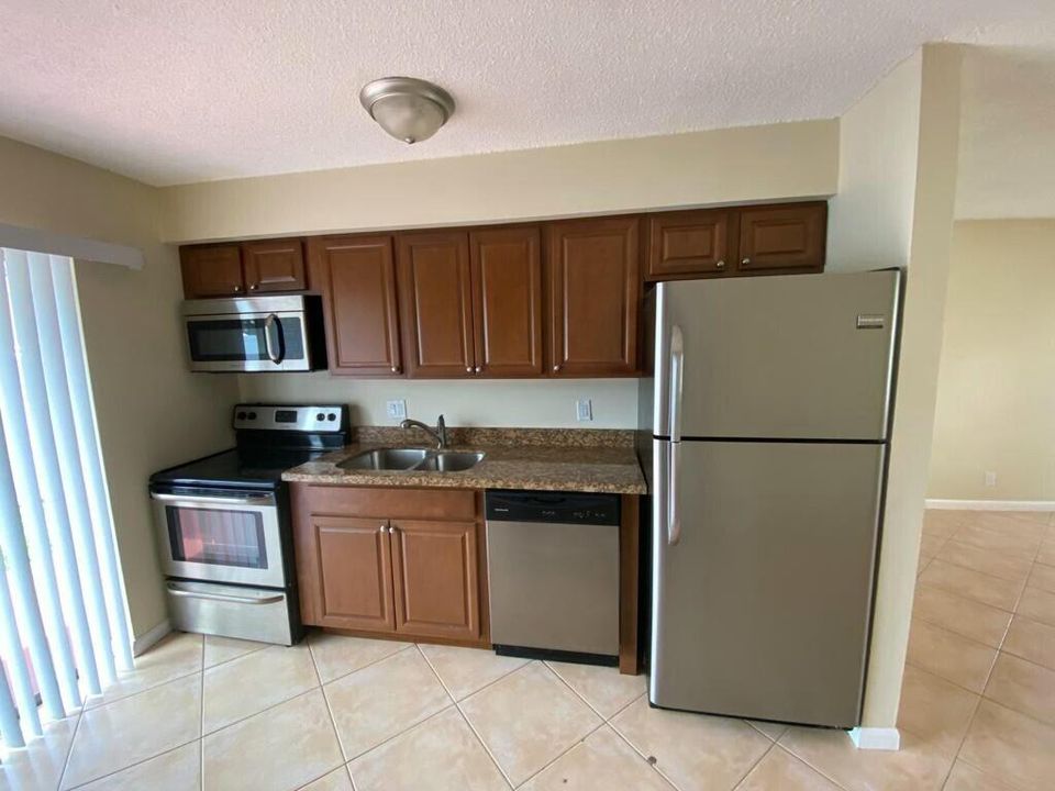 For Rent: $2,970 (2 beds, 1 baths, 744 Square Feet)