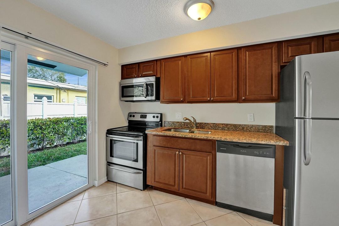 For Rent: $2,970 (2 beds, 1 baths, 744 Square Feet)