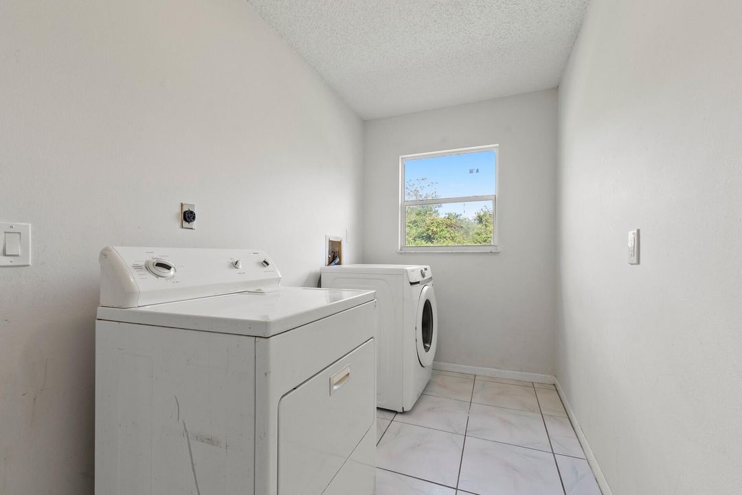 For Sale: $379,000 (3 beds, 2 baths, 1417 Square Feet)