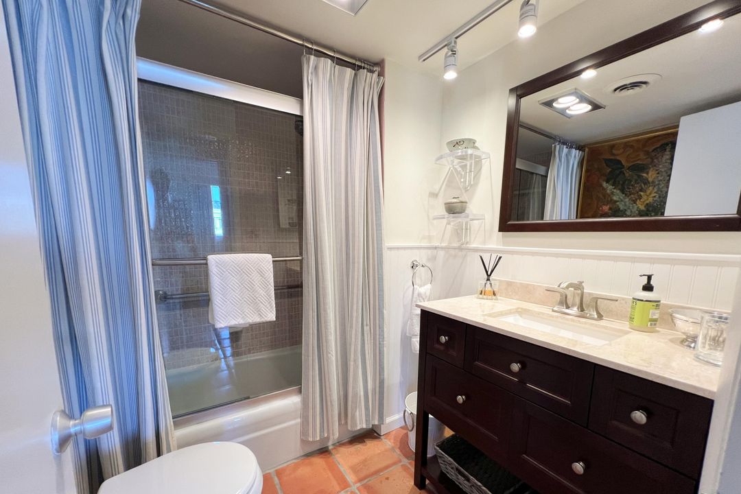 For Sale: $450,000 (1 beds, 1 baths, 693 Square Feet)