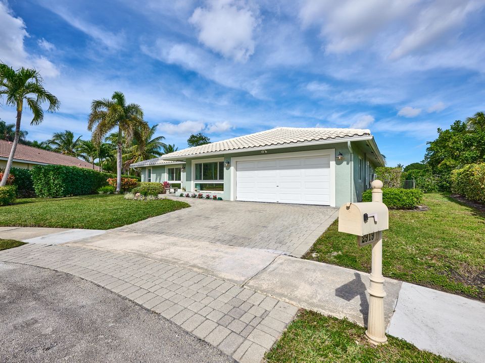 Active With Contract: $999,900 (3 beds, 2 baths, 1885 Square Feet)