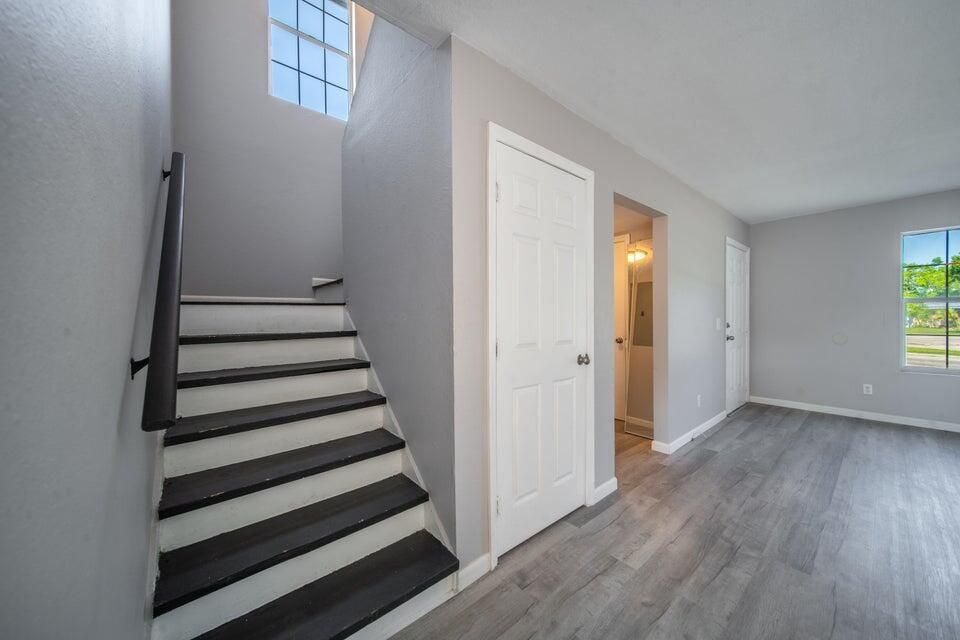 For Sale: $295,000 (3 beds, 1 baths, 1120 Square Feet)