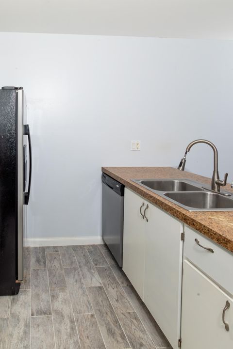 For Rent: $2,400 (2 beds, 2 baths, 1236 Square Feet)