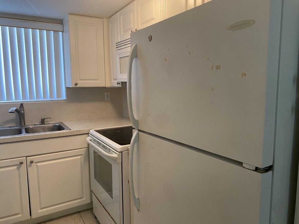 For Rent: $1,900 (2 beds, 1 baths, 756 Square Feet)