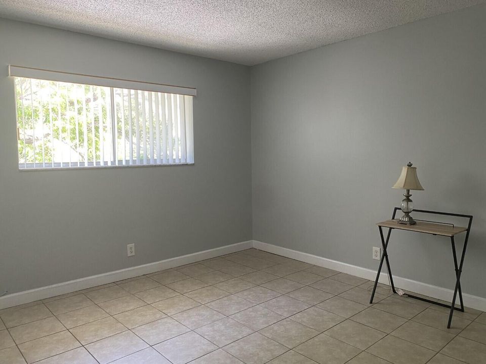 For Rent: $1,900 (2 beds, 1 baths, 756 Square Feet)