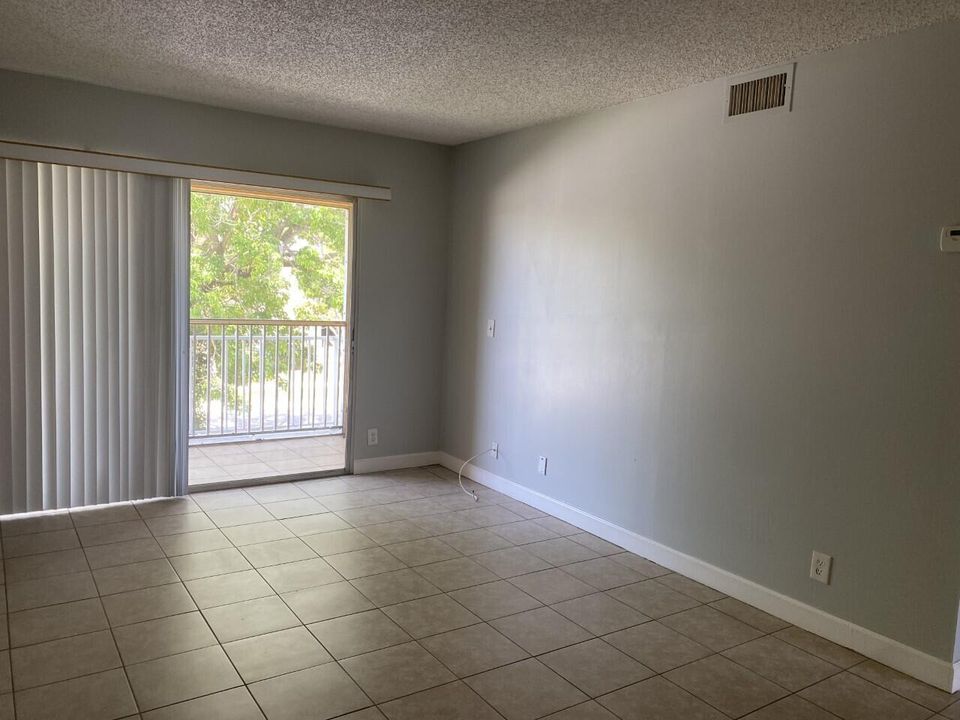 For Rent: $1,900 (2 beds, 1 baths, 756 Square Feet)